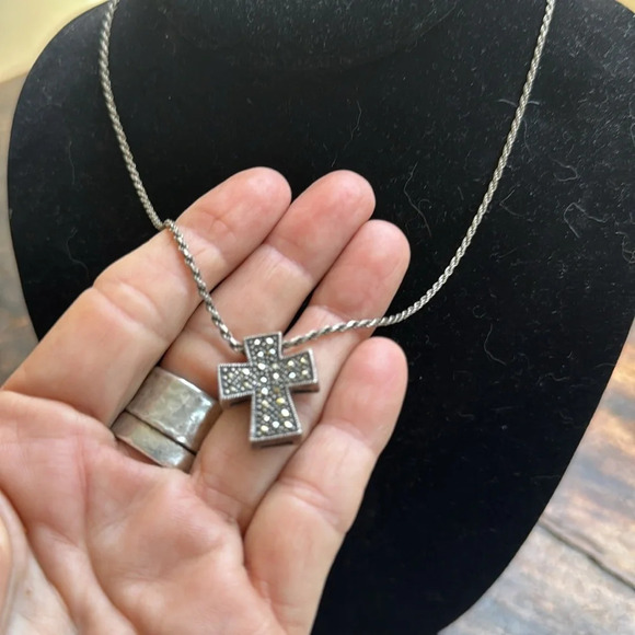 Sterling silver chain and cross necklace - Picture 3 of 7